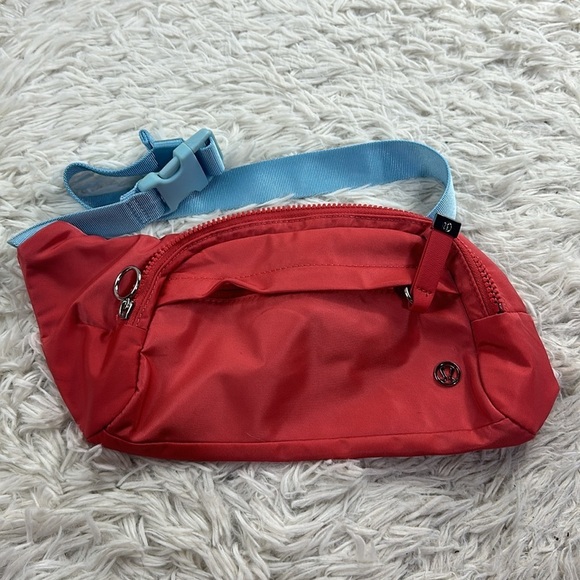 Lululemon On The Beat Belt Bag *4.5L Poppy Coral / Hydra Blue - Picture 1 of 8